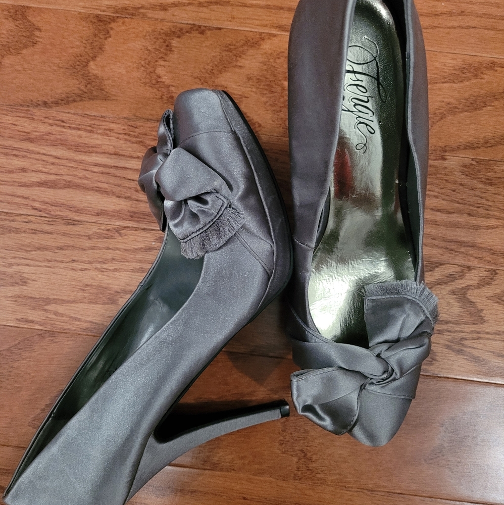 FERGALIECIOUS BY FERGI Sliver Satin Pump